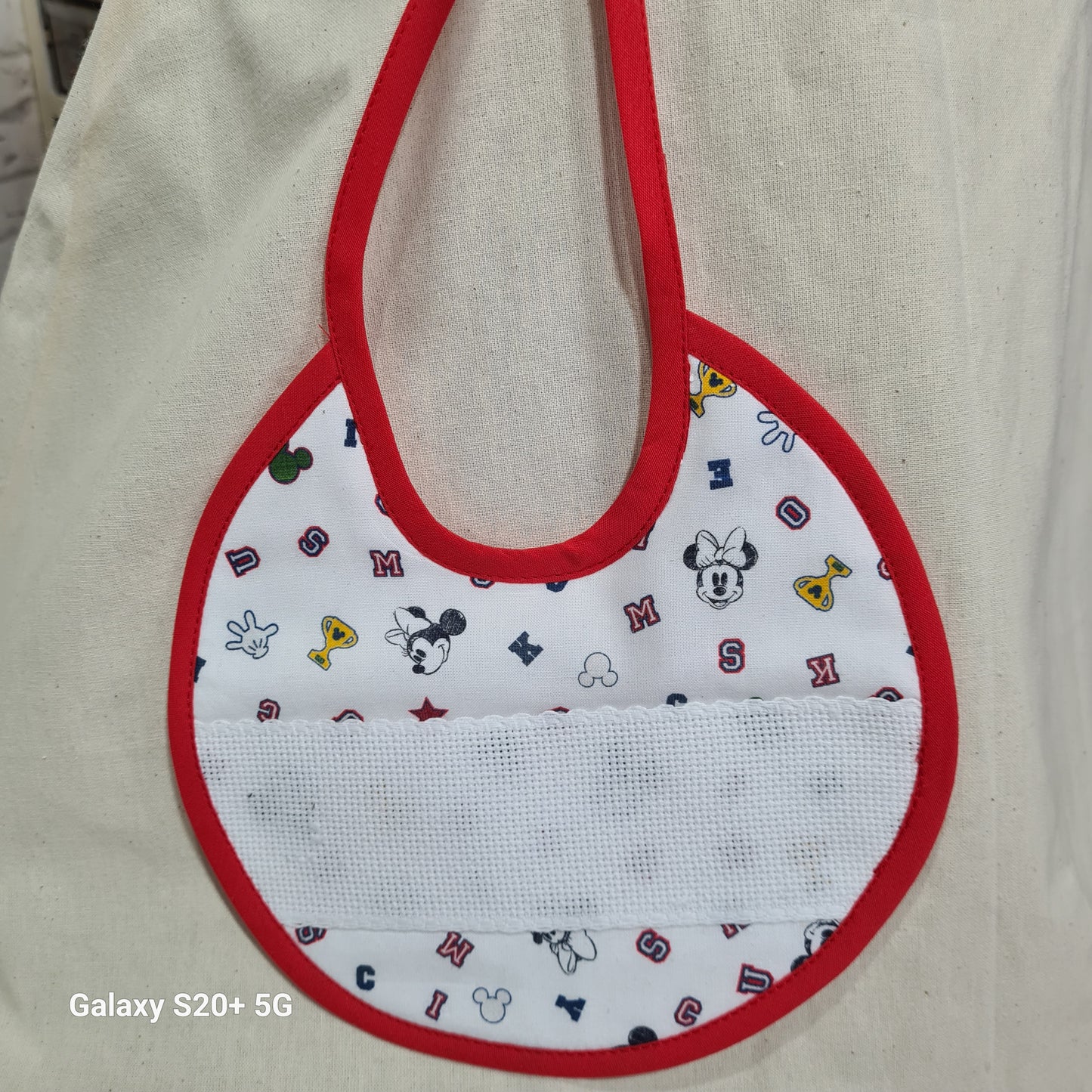 Babero punto de cruz "Mickey Mouse"