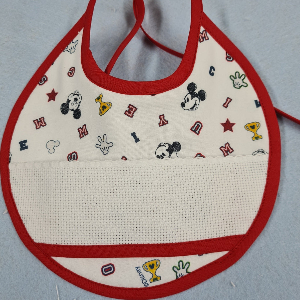 Babero punto de cruz "Mickey Mouse" - modistas.org